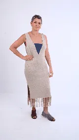 Vestido midi de hilo de algodón en color beige, sin mangas, con escote en V profundo y detalles de flecos largos en el ruedo.
