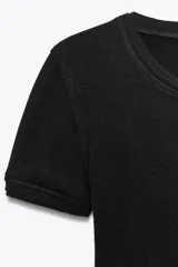 Camiseta de manga corta color beige, con cuello redondo y corte slim fit.