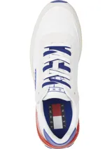Zapatillas Tommy Jeans blancas con cordones azules y detalles en rojo y azul en la suela.