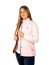 Chaleco capitoneado color rosa claro, con cuello alto, cierre frontal con botones a presión y logo bordado en el pecho.
