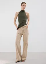 Jeans de tiro medio color tostado, de corte recto y holgado, con diseño clásico de cinco bolsillos y trabillas para cinturón.
