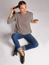 Blusa de rayón con estampado geométrico en tonos verde, amarillo, blanco y azul. Presenta un corte regular fit, cuello a la base y espalda abierta con cierre de botón en el cuello.