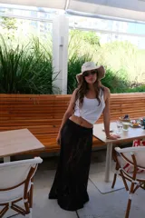 Pollera larga de encaje negro, corte recto y tiro alto.