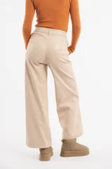 Pantalón de cuero sintético color marrón, de corte ancho y tiro alto.