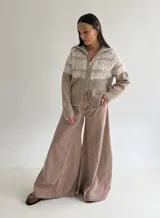 Campera tejida de punto con cierre frontal completo, cuello alto y diseño de patrón nórdico en la parte superior. Presenta puños y ruedo acanalados.