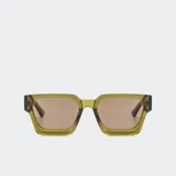 Lentes de sol con armazón rectangular de plástico reciclado (RPET) en tono verde translúcido y cristales marrones con protección UV.