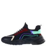 Championes urbanos negros con detalles en rojo, verde y blanco.