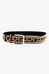 Cinturón negro con estampado animal print y tachas plateadas.