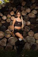 Top sin mangas color marrón oscuro con ribetes color beige, corte crop y logo bordado en el centro del pecho.