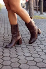 Botas de caña media de cuero marrón con textura tipo piel de cocodrilo, taco cuadrado y cierre lateral con cremallera.