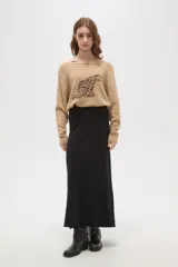 Falda larga de corte recto y tiro alto, confeccionada en tejido de punto con acabado suave y ruedo sin costuras.