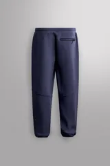 Pantalón jogger relaxed fit Zara Athleticz de tejido técnico compacto elástico con mezcla de algodón. Presenta cintura elástica ajustable con cordón, bolsillos laterales en la cadera, bolsillo trasero con cierre de cremallera, bajo ajustable con elástico y detalle de logo estampado en la pernera.