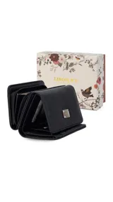 Billetera corta de cuero sintético color negro, con cierre a presión y placa metálica decorativa. Cuenta con múltiples compartimentos internos para tarjetas, visor y billetes, además de un compartimento posterior con cierre.