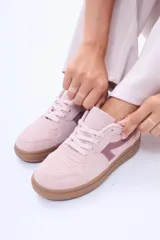 Championes urbanos de diseño minimalista, color blanco con detalles en verde oliva en los laterales y suela de goma color caramelo.