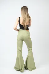 Pantalón negro de tiro alto con corte acampanado y terminación en volado en el ruedo.