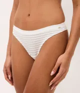 Kit de dos bombachas estilo bikini de hilo doble, confeccionadas en algodón. Incluye una prenda lisa en color gris melange y otra blanca con diseño de rayas horizontales grises, ambas con cintura elástica.