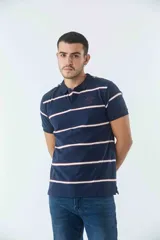 Remera tipo polo de manga corta, color azul marino con rayas horizontales blancas y rojas. Presenta cuello clásico, cierre frontal con botones y logo estampado en el pecho.
