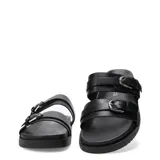 Sandalias planas color negro con dos tiras anchas en el empeine, cada una con hebilla metálica plateada ajustable. Poseen suela con ligera plataforma y diseño texturizado en el borde.
