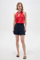Short de jean azul oscuro con pinzas, tiro alto y diseño clásico.