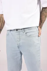 Pantalón de jean celeste de corte recto.