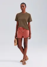 Camiseta verde de algodón de corte recto y mangas cortas.