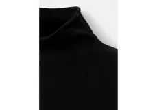 Chaleco negro de punto, de corte recto y largo, con cuello alto.