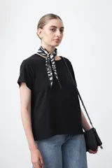 Remera básica de manga corta en color blanco, con cuello redondo y detalle de pliegues sutiles en los hombros.