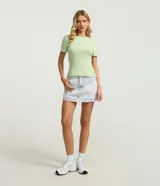 Blusa básica de manga corta y cuello redondo, confeccionada en viscosa texturizada de canalé con elastano y detalle de terminación ondulada en el bajo.