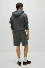 Short gris de felpa liviana de mezcla de algodón, con cintura elástica y cordón para ajustar, bolsillos al bies y un bolsillo abierto atrás.