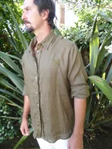 Camisa de lino color azul marino, de corte oversize, con cuello abotonado y botones en contraste. Presenta un pequeño logo bordado en el pecho.