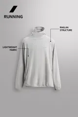 Sudadera regular fit de tejido polar con textura efecto pelo, color gris claro. Cuenta con cuello subido, capucha ajustada, manga larga ranglán, bolsillos laterales en la cadera y bajo asimétrico más largo en la espalda. Los acabados son con cinta elástica.
