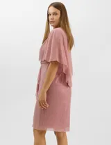Vestido midi de tejido metalizado color turquesa, con sobrecapa de tul liviano sobre los hombros, detalle de pedrería en la cintura, volado lateral y tajo frontal.