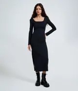 Vestido midi de manga larga con escote cuadrado, confeccionado en tejido de poliamida con elastano. Presenta un corte ajustado al cuerpo y una abertura lateral en el ruedo.