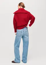 Jersey de punto color rojo, con cuello solapa y cierre frontal parcial de cremallera, de manga larga y diseño holgado.