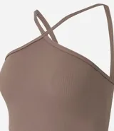 Top deportivo color marrón topo, ajustado al cuerpo, con escote halter cruzado y tirantes finos.