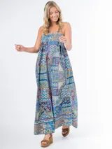 Vestido largo de algodón con estampado multicolor, corte cuadrado y elástico en la espalda. Incluye un aplique de flor desmontable.