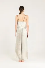 Pantalón palazzo amplio de satén de viscosa con cintura elastizada y teñido irregular degradé. Tiene pinzas en el frente, bolsillos laterales y pierna ancha.