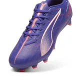 Championes de fútbol Puma modelo Ultra 5 Play FG/AG, color violeta con detalles en rosa y blanco. Diseñados para césped natural y artificial, cuentan con una estructura ligera y suela con tapones para mayor tracción.
