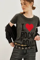 Remera de algodón color gris oscuro con efecto gastado, cuello redondo y manga corta. Estampado frontal con el texto "I ❤️ ROCK N' ROLL" en color negro y corazón rojo.