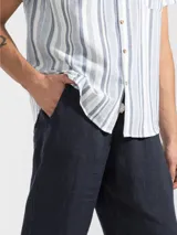 Pantalón de lino premium con corte recto y fit relajado. Presenta cintura elástica con cordón de ajuste, bolsillos laterales y bolsillo trasero.