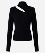 Blusa de punto acanalado color lila, con cuello alto, mangas largas y abertura en el hombro.