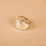Anillo de plata 925 con diseño de banda ancha en la parte superior y más estrecha en la parte inferior, con acabado pulido.