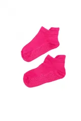 Medias cortas fucsia de algodón con puntos antideslizantes en la planta del pie.