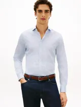 Camisa de vestir celeste con mini textura geométrica, manga larga, cuello italiano flexible y cierre frontal de botones. Confeccionada en mezcla de algodón, nailon y elastano.
