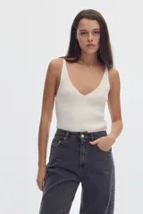 Musculosa de tejido rib color negro, con escote en pico y tirantes finos.