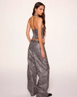 Pantalón de cuero sintético color gris con efecto desgastado, corte wide leg y tiro alto.