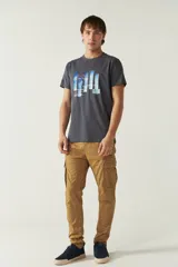 Pantalón cargo color marrón claro, con corte recto, bolsillos laterales con fuelle y cierre con botón y cremallera. Confeccionado en 97% algodón y 3% spandex.