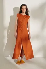 Vestido largo sin mangas de lino color naranja, con escote bote y hilera de botones frontales que forman una abertura en la falda.
