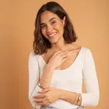 Brazalete tipo esclava rígida de plata 925 con acabado satinado y textura grabada en el centro. Diseño minimalista y elegante.