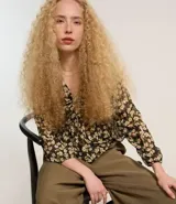 Blusa corta de chiffon con estampado floral, escote en V, mangas largas y lazo en el busto.